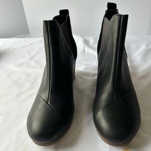 Tom’s Kelsey Wedge Ankle Boot Size 10